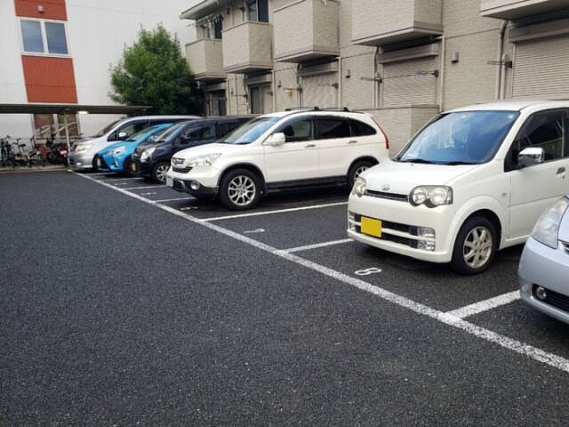 物件外観写真3　(駐車スペースもあります)