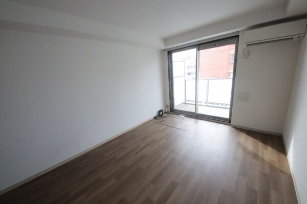 居室(こちらのリビングで趣味の時間をお楽しみください)