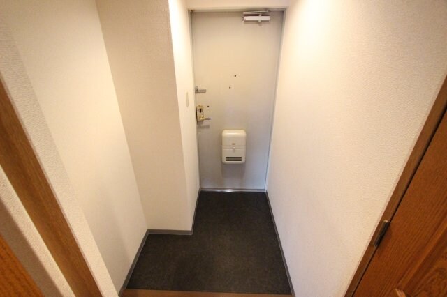 物件内観写真7　(ゆったりとした玄関です)