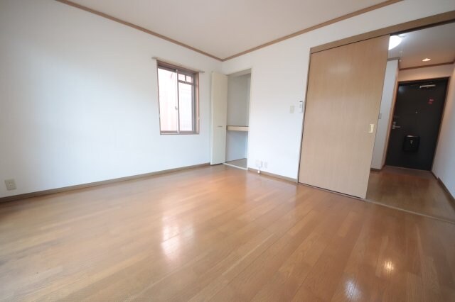 物件内観写真3　(ゆったり過ごせる居間です)