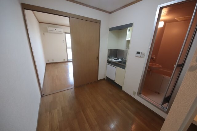 物件内観写真7　(ゆったりとした居間です)