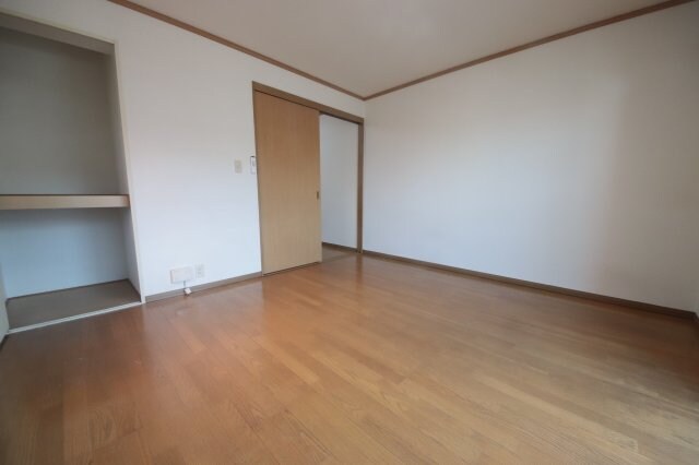 物件内観写真15　(こちらのリビングで趣味の時間をお楽しみください)