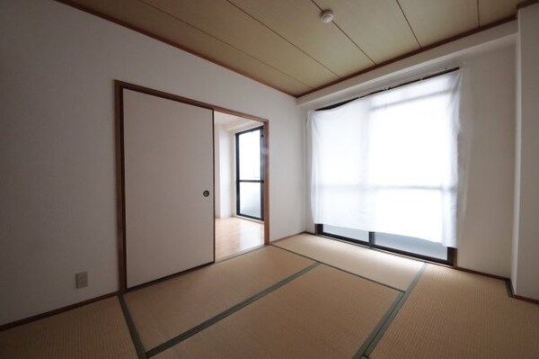 和室(落ち着いた雰囲気の和室付きです)