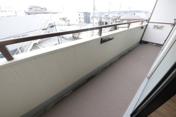 バルコニー(外からの目が気にならないバルコニーで洗濯物が干せます)