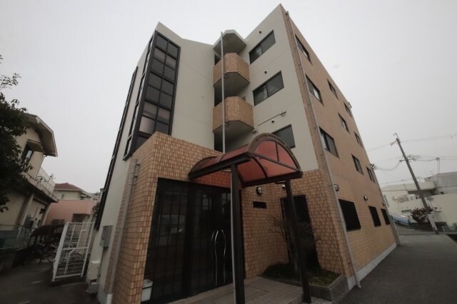 物件外観写真1　(外観は落ち着いています)