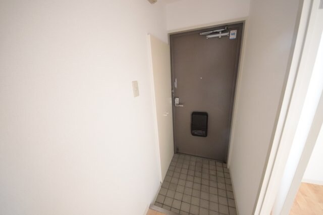 物件内観写真10　(明るい玄関です)