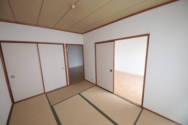 物件内観写真20　(広くて明るい寝室)