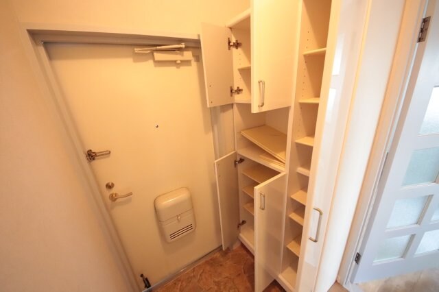 物件内観写真8　(シンプルで使いやすい玄関です)