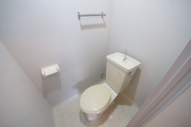 物件内観写真9　(シンプルで使いやすいトイレです)