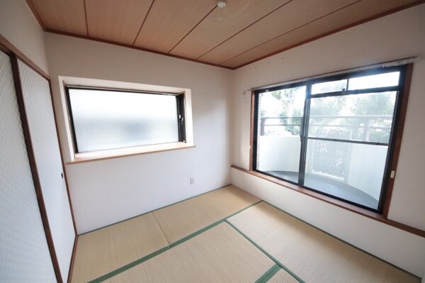 和室(来客時にも便利な和室付き)