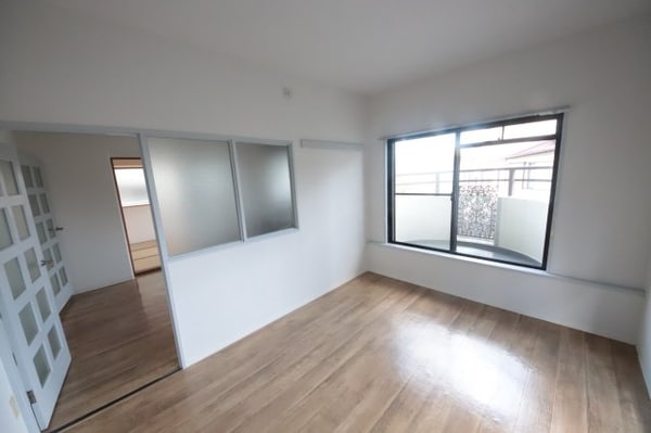 居室(こちらの居間で趣味の時間をお楽しみください)