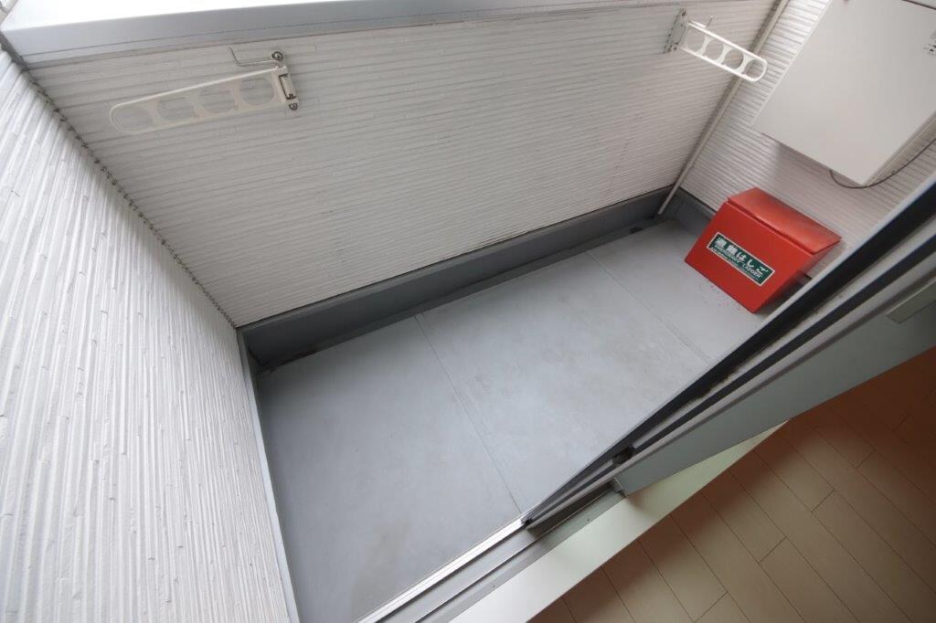 物件内観写真6　(お洗濯にも便利なバルコニー付き)