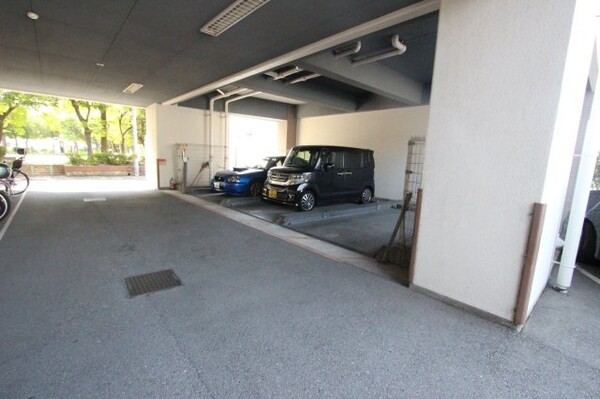 駐車場(駐車場に車を止められます)