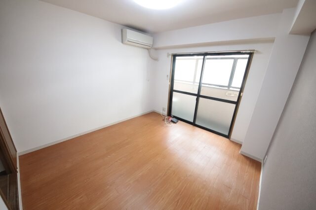 物件内観写真4　(こちらの居間で趣味の時間をお楽しみください)