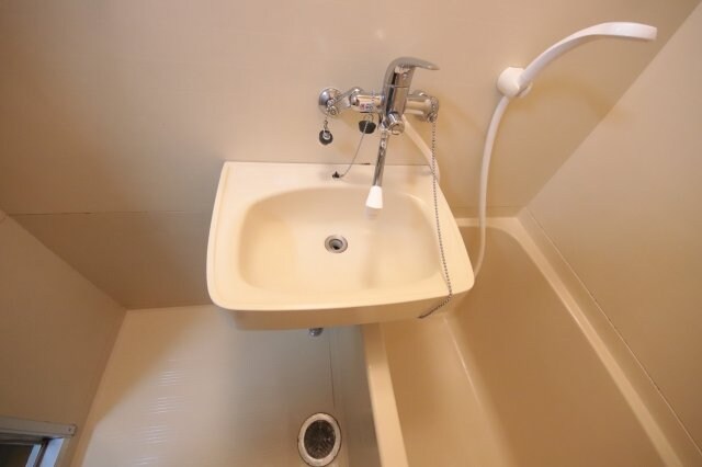 物件内観写真7　(ゆったりとスペースのある洗面所)