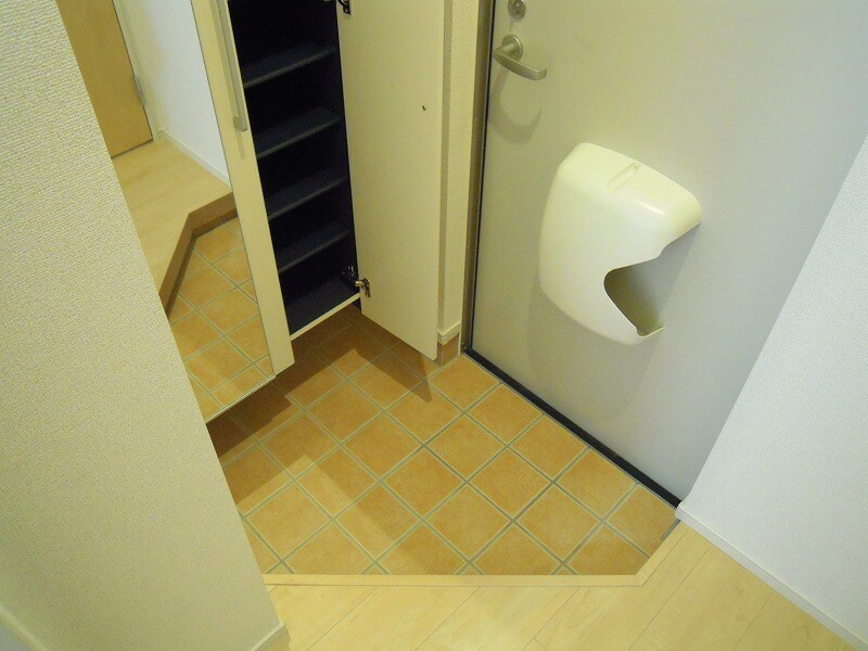 物件内観写真5　(ゆったりとした玄関です)