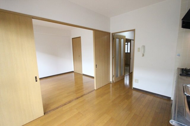 物件内観写真5　(ゆったりとした居間です)