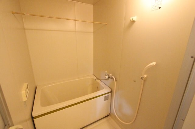 物件内観写真6　(日々の疲れを癒すお風呂付です)