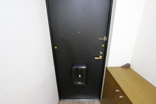 物件内観写真8　(収納もある玄関です)