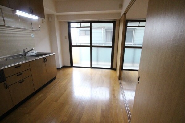 居室(こちらのリビングで趣味の時間をお楽しみください)