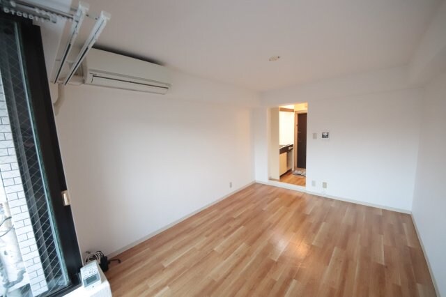 物件内観写真16　(こちらのリビングで趣味の時間をお楽しみください)