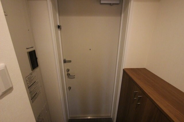 物件内観写真8　(ゆったりとした玄関です)