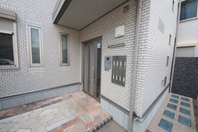 物件外観写真3　(ゆとりのあるエントランスです)