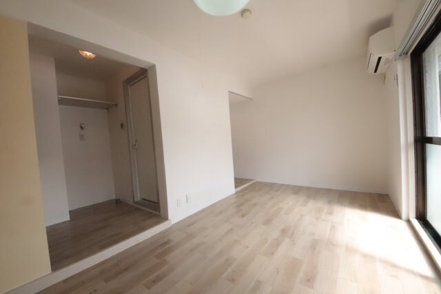 物件内観写真6　(こちらの居間で趣味の時間をお楽しみください)