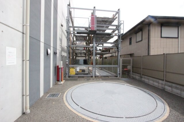 物件外観写真2　(車をお持ちの方に嬉しい駐車場付きの物件です)