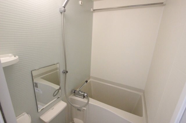 物件内観写真5　(日々の疲れを癒すお風呂付です)