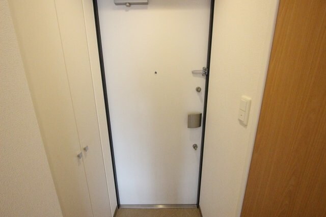 物件内観写真8　(ゆったりとした玄関です)