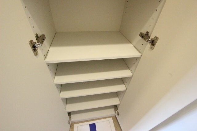 物件内観写真9　(たっぷりとした収納スペースです)