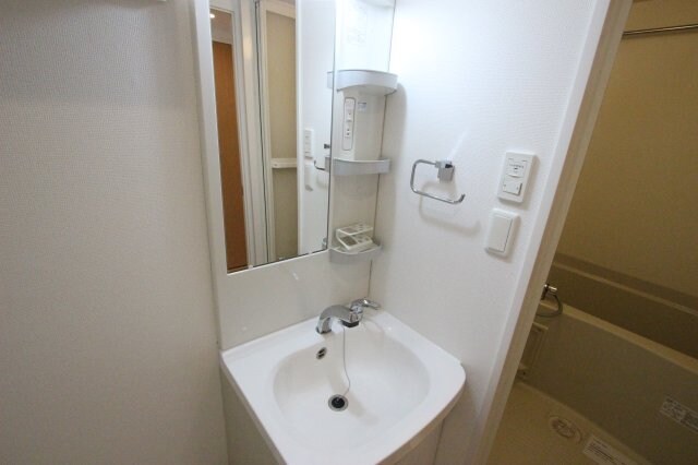 物件内観写真13　(ゆったりとスペースのある洗面所)