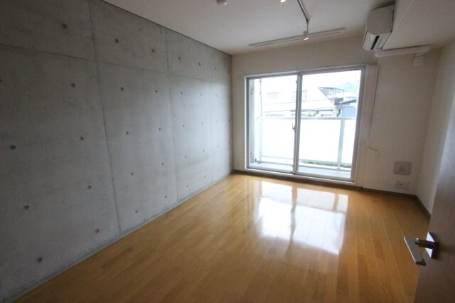 物件内観写真16　(こちらのリビングで趣味の時間をお楽しみください)