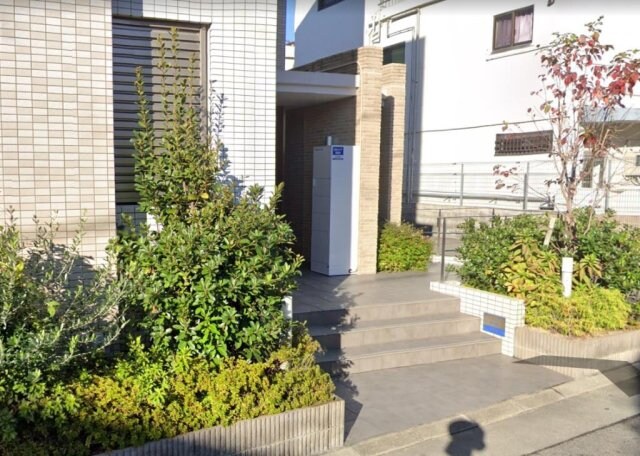 物件外観写真2　(ゆとりのあるエントランスです)