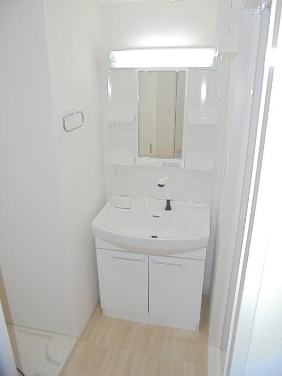 物件内観写真11　(忙しい朝には欠かせない洗面所です)