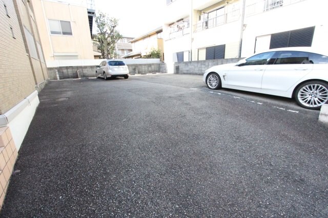 物件外観写真3　(駐車場です)