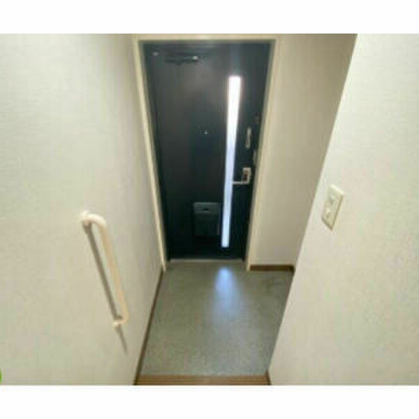 物件内観写真10　(収納もある玄関です)