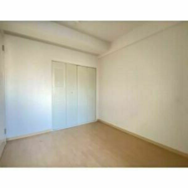 物件内観写真12　(開放的な寝室です)