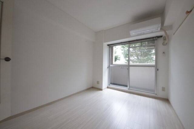 物件内観写真4　(ゆったり過ごせる居間です)