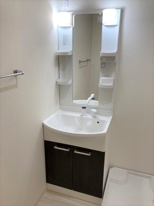 物件内観写真6　(明るい洗面所です)