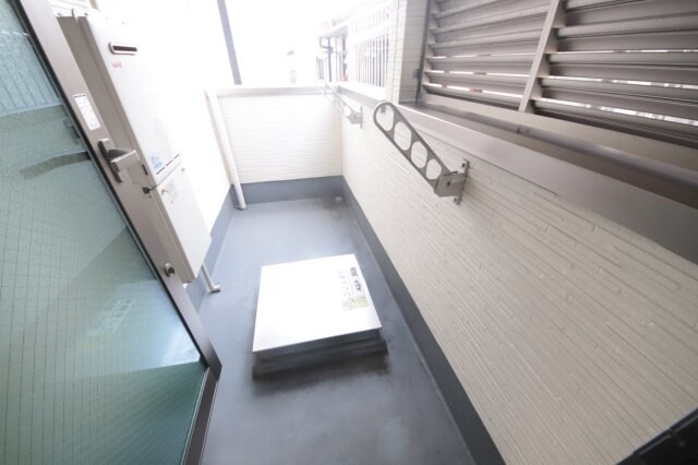 物件内観写真8　(お洗濯にも便利なバルコニー付き)