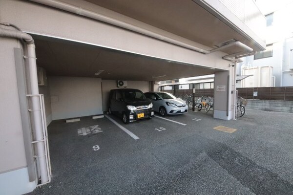 駐車場(駐車場に車を止められます)