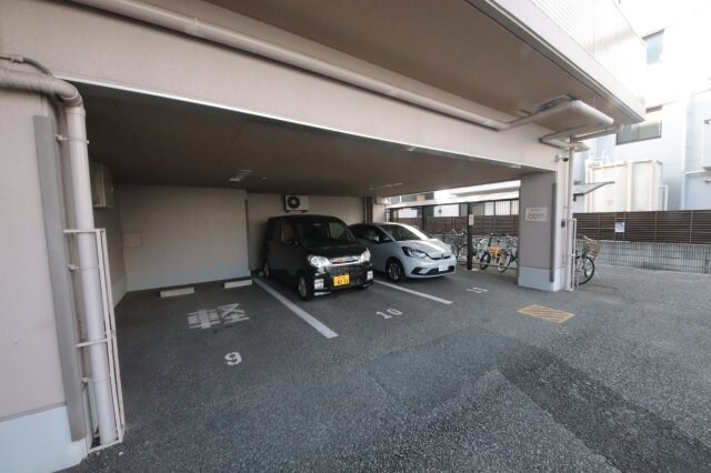 物件外観写真6　(駐車場に車を止められます)