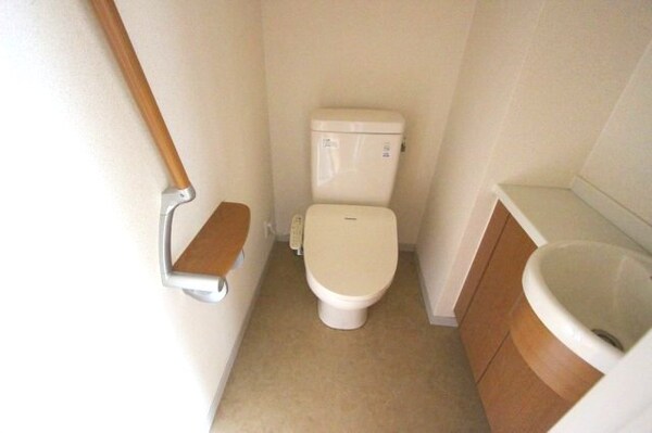トイレ(落ち着いた色調のトイレです)