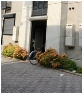 物件外観写真2　(清潔なエントランスです)