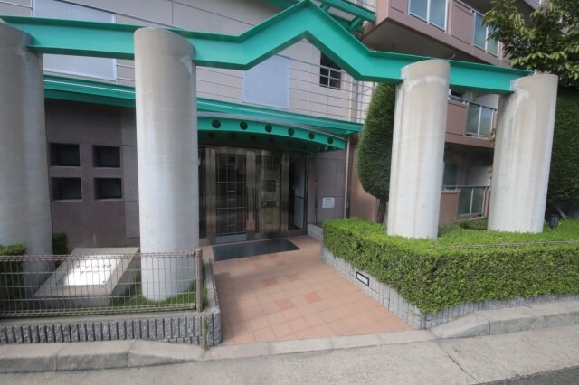 物件外観写真4　(ゆとりのあるエントランスです)