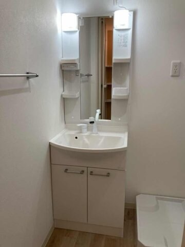 物件内観写真6　(広い洗面スペース)