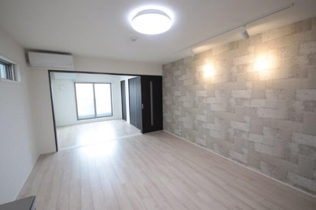 物件内観写真11　(こちらのリビングで趣味の時間をお楽しみください)