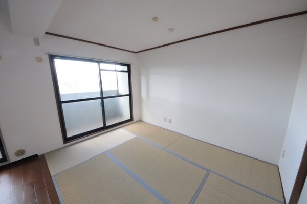 和室(和室ならではの温かな和の空間で寛ぎの時間を過ごせます)